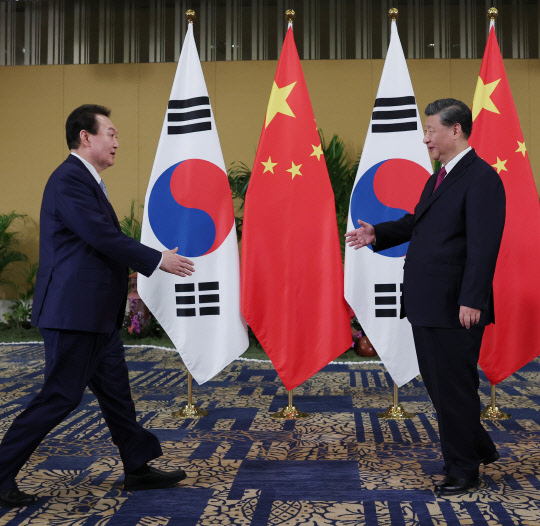 윤석열 대통령과 시진핑 중국 국가주석이 15일(현지시간) 인도네시아 발리 한 호텔에서 열린 한중 정상회담에 앞서 만나 인사를 나누고 있다. 연합뉴스